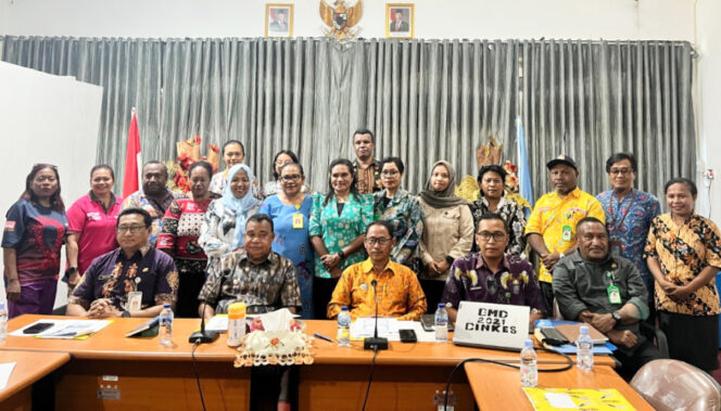 
					Foto bersama usai rapat lintas sektor di ruang rapat Setda Kepulauan Yapen. (Foto dok: Humas Pemkab Kepulauan Yapen)

