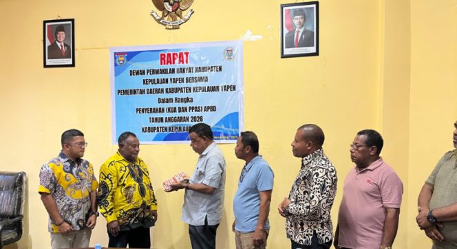 
					Penyerahan dokumen KUA-PPAS APBD 2026 oleh Bupati Benyamin Arisoy Yapen kepada DPRK Kepulauan Yapen. Foto: Humas Pemda Yapen 
