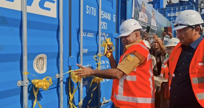 
					Gubernur Papua, Matius Fakhiri saat melepasa 10 komtainer kayu olahan ke Cina. Foto: Imelda/Kabarpapua.co