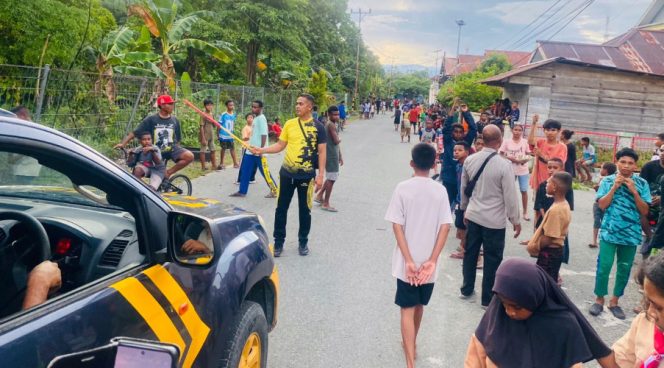 
					Kapolsek Kaimana Kota, Citra Juliwanto (baju kuning) saat memimpin langsung penertiban meriam spiritus. (KabarPapua.co/Yosias Wambrauw)