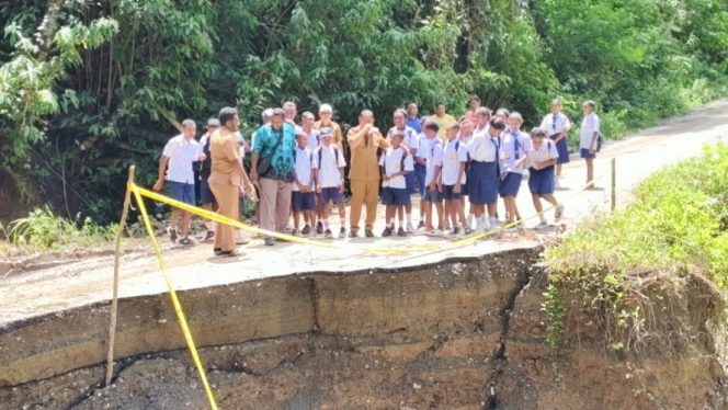 
					Wabup Kepulauan Yapen Roi Palunga saat meninjau kondisi akses Jalan Trans Serui-Wadapi di Distrik Angkaisera yang hampir putus akibat longsor. (Foto dok: Humas Pemkab Kepulauan Yapen)