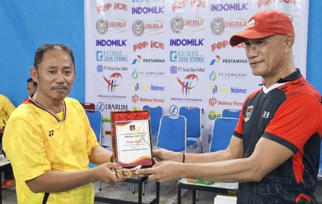 
					Wabup Kepulauan Yapen Roi Palunga menerima cenderamata dari panitia sebagai bentuk apresiasi pada pembukaan Turnamen Maesa Cup V Tahun 2025. (Foto dok: Humas Pemkab Kepulauan Yapen)