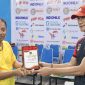 Wabup Kepulauan Yapen Roi Palunga menerima cenderamata dari panitia sebagai bentuk apresiasi pada pembukaan Turnamen Maesa Cup V Tahun 2025. (Foto dok: Humas Pemkab Kepulauan Yapen)