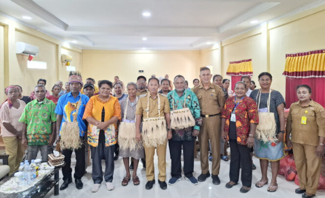 
					Wabup Kepulauan Yapen Roi Palunga didamping Plt Disperindag dan Waket II DPRK Kepulauan Yapen bersama peserta pelatihan kerajinan berfoto bersama usai pembukaan pelatihan. (KabarPapua.co/Ainun Faathirjal)