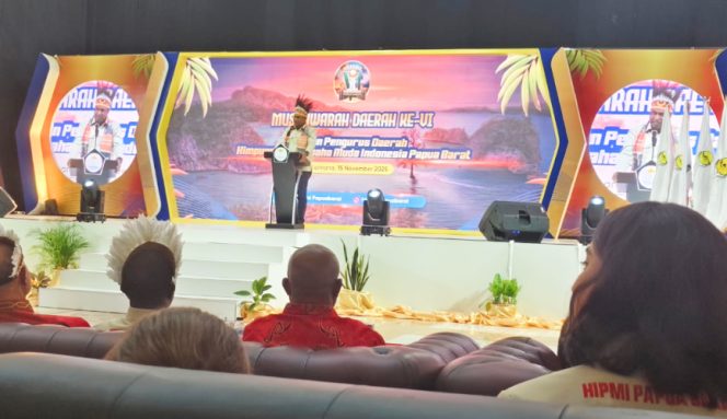 
					Wagub Papua Barat, Mohamad Lakotani saat berikan sambutan di pembukaan Musda VI HIPMI Papua Barat, Sabtu, 15 November 2025. (KabarPapua.co/Yosias Wambrauw)