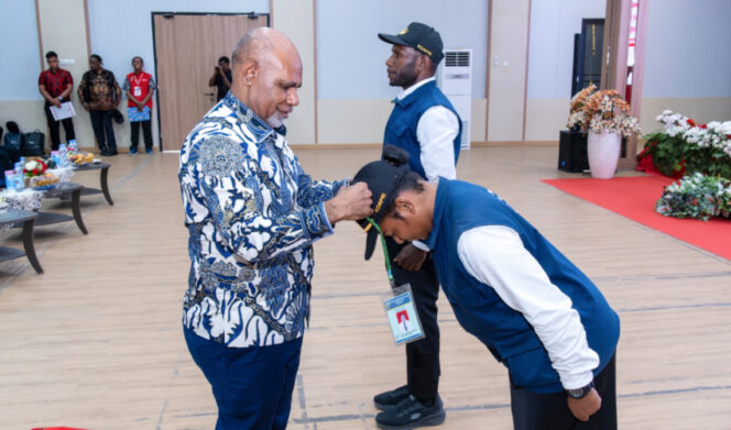 
					Wagub Papua Tengah Deinas Geley, resmi menutup Latsar CPNS Formasi Tahun 2024. (KabarPapua.co/Vero)