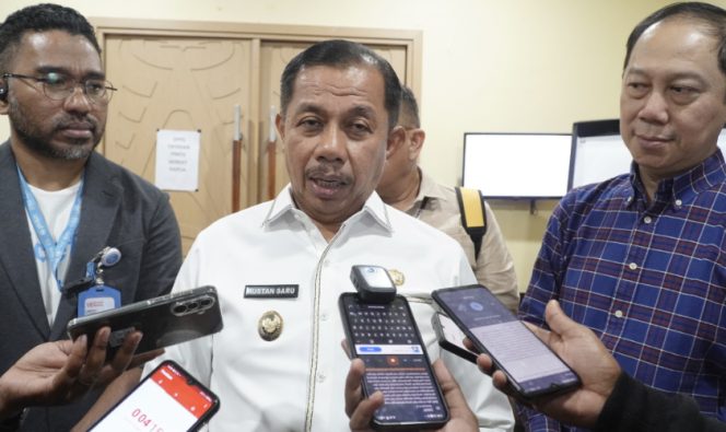 
					Wakil Wali Kota Jayapura Rustan Saru saat diwawancara wartawan. (KabarPapua.co/Natalya Yoku)