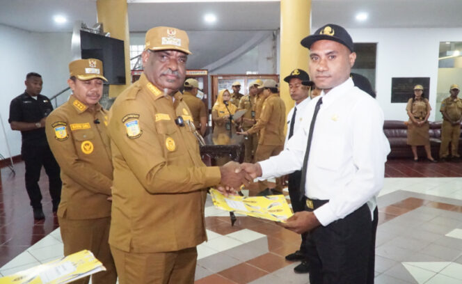 
					Pemkot Jayapura melalui Wali Kota Jayapura Abisai Rollo menyerahkan SK pengangkatan PPPK formasi 2024. (KabarPapua.co/Natalya Yoku)