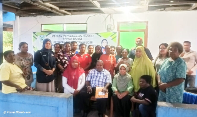 
					Anggota DPRPB, Rita Teurupun saat reses di Kampung Coa, Kaimana, Senin, 3 November 2025. (KabarPapua.co/Yosias Wambrauw)