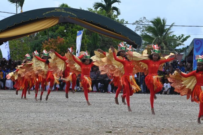 
					Perayaan Satu Abad Nubuatan Dominee I.S Kijne berlangsung di Kawasan Bukit  Aitumieri, dihadiri ribuan warga serta pertunjukan tarian tradisional dan modern  oleh para remaja dan pemuda. (Foto :  Panitia Perayaan Satu Abad Nubuatan  Dominee Kijne 2025)

