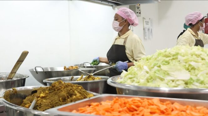 
					Proses memasak di dapur SPPG Polri yang dikelola Polda Papua. Foto: Humas Polda Papua