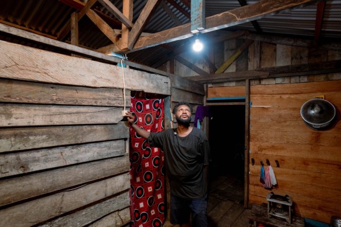 
					Murdik Kwan, warga Manokwari Selatan penerima manfaat listrik gratis. Foto:PLN Papua 