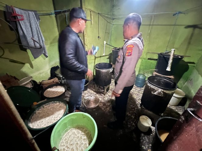 
					Penggerebekan lokasi pembuatan miras lokal Sopi. Foto: Humas Polres Merauke.