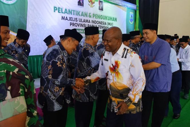 
					 Staf Ahli Bidang Pemerintahan, Politik dan Hukum Provinsi Papua Tengah, Marthen Ukago menghadiri pelantikan pengurus Majelis Ulama Indonesia (MUI) Papua Tengah. Foto: ist