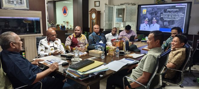 
					Pertemuan Pemkab Puncak dan BNPB yang dipimpin Bupati Puncak, Elvis Tabuni terkait usulan pembangunan 250 rumah. Foto: Diskominfo Puncak