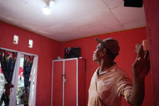
					Bertahun-tahun, Kamal Retraubun (52) hidup dengan listrik yang menyambung dengan tetangga merasa haru karena kini telah menikmati listrik sendiri berkat bantuan BPBL dari Kementerian ESDM. Foto: PLN Papua