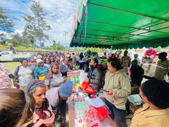 
					Pasar murah di Kampung Autakma Wamena. Foto: Humas Pemda Jayawijaya