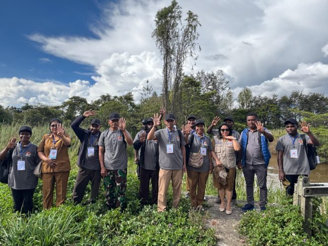 
					Peserta pelatihan pencegahan dan mitigasi bencana Kabupaten Jayawijaya melakukan praktek langsung di bentaran Sungai Baliem Distrik Pisugi. Foto: Agris Wistrijaya/Kabarpapua.co