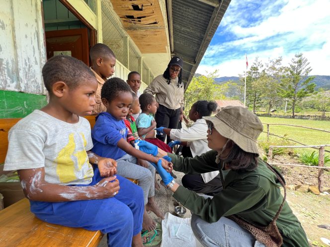 
					Sahabat Kasih Pedalaman memberikan pelayanan kesehatan di pedalaman Papua Pegunungan. Foto: Sahabat Kasih Pedalaman