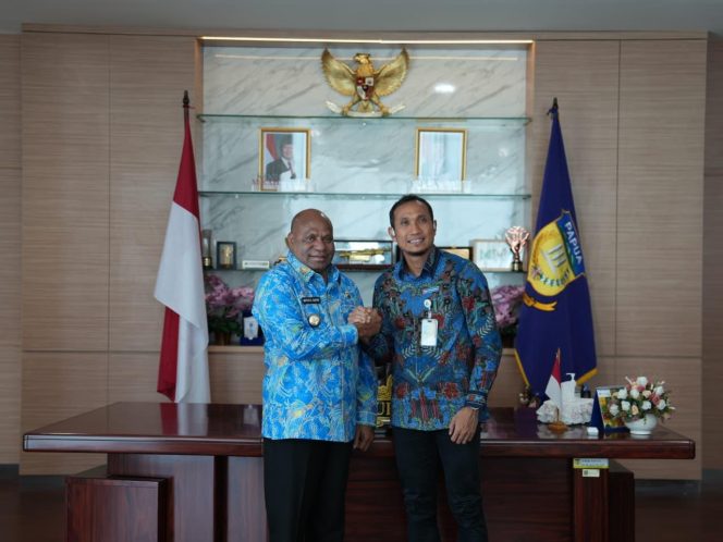 
					Gubernur Papua (kiri)  dan GM Pertamina Patra Niaga Regional Papua Maluku (kanan) bertemu bahas ketersediaan energi BBM jelang nataru. Foto: Pertamina Papua Maluku