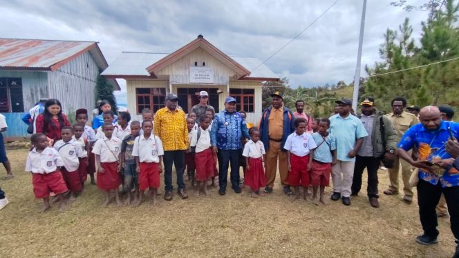 
					Wakil Bupati Jayawijaya, Ronny Elopere mengunjungi Kampung Logotpaga, Distrik Bolakme, pada Kamis 27 November 2025.  Foto: Humas Pemkab Yapen 
