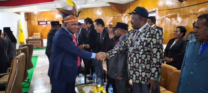 
					Bupati Puncak, Elvis Tabuni saat berada di DPRK setempat usai pengesahan APBD 2026. Foto: Diskominfo Puncak 