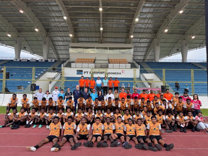 
					Program Coaching Course digelar untuk 
mengembangkan pelatih-pelatih muda 
Papua dan anak-anak PFA dengan memberi wawasan standar internasional,  diikuti seluruh siswa dan manajemen  pelatih. Foto: PTFI