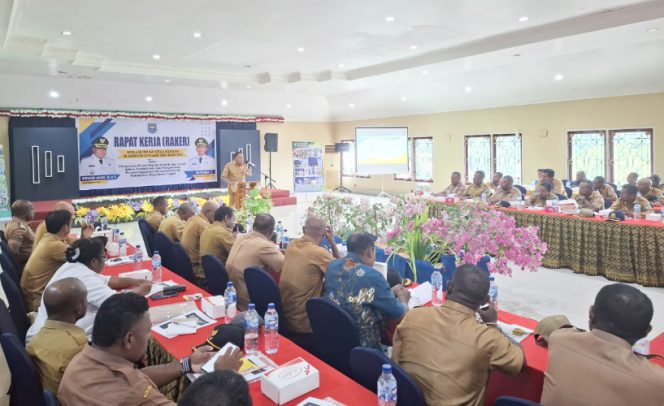 
					Para kepala distrik dan kepala kelurahan mengikuti raker yang dibuka Bupati Kepulauan Kepuluan Yapen Benyamin Arisoy di Aula Hotel Maurens. (KabarPapua.co/Ainun Faathirjal)
