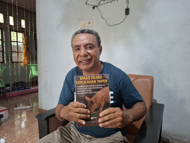 
					Herberth Harry Auparay , penemu pakan ternak emas hijau dari ampas terigu Yapen. Foto: Ainun Faathirjal/kabarpapua.co