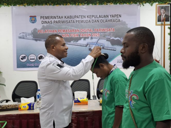 
					Penyematan tanda peserta oleh Plh Sekda Oktavianus Ayorbaba. Foto: Ainun Faathirjal/Kabarpapua.co