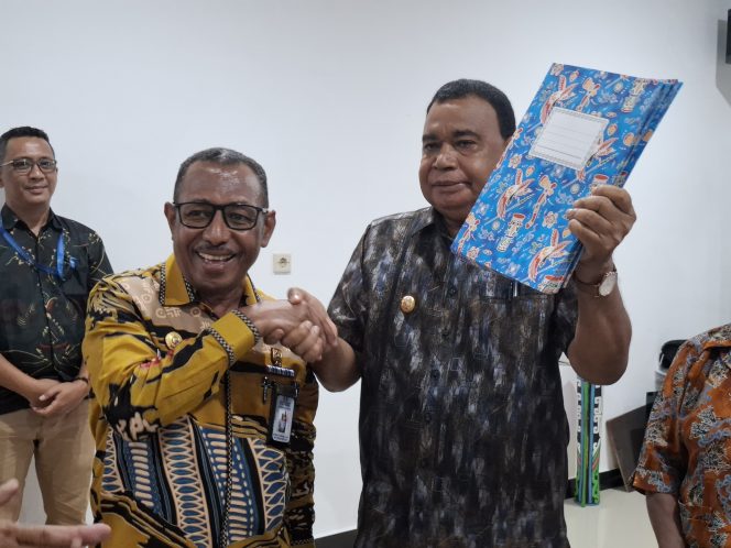 
					Penyerahan Sertifikat Hak Cipta oleh Kepala Kanwil Kemenkumham Papua, Anthonius M. Ayorbaba kepada Bupati Kepulauan Yapen Benyamin Arisoy. Foto: Ainun Faathirjal/Kabarpapua.co 