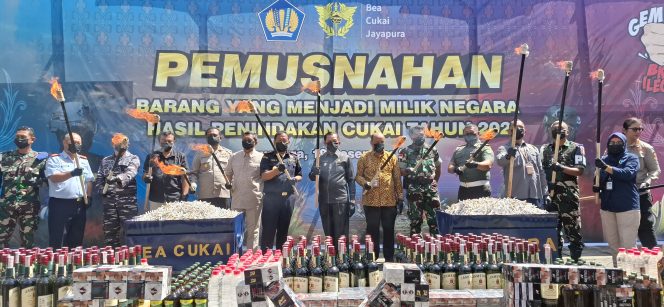 
					Pemusnahan barang ilegal di Kota Jayapura. Foto: Imelda/Kabarpapua.co