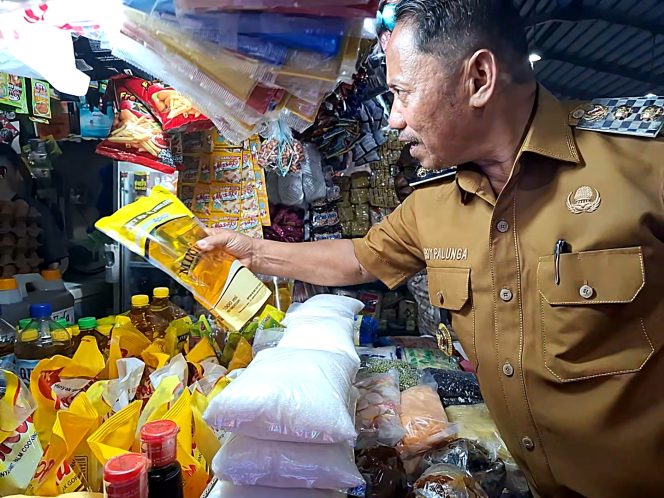 
					Wakil Bupati Kepulauan Yapen, Roi Palunga saat sidak di Pasar Aroro Iroro Serui jelang nataru. Foto: Ainun Faathirjal/KabarPapua.co