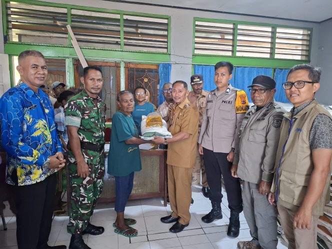 
					Jelang Nataru, Ribuan Warga Yapen Terima Bantuan Beras dan Minyak Goreng