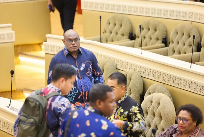 
					Gubernur Papua, Meki Nawipa saar rapat bersama Wamendagri. Foto: ist