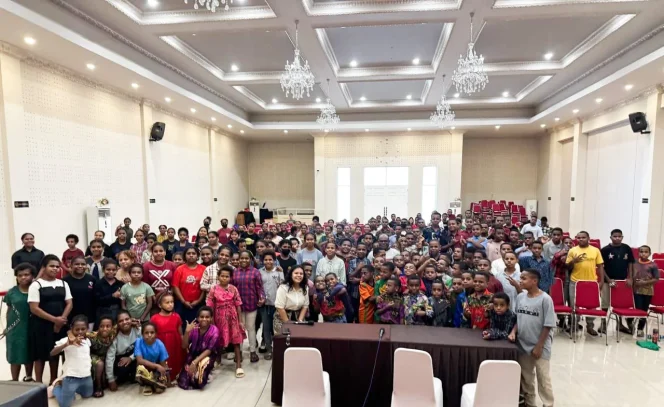 
					Gubernur Papua Tengah, Meki Fritz Nawipa mengunjungi ratusan siswa penerima beasiswa asal Papua Tengah di Sekolah Generasi Indonesia Jaya Untuk Semua (GenIUS) di Karawaci, Tangerang. Foto: ist