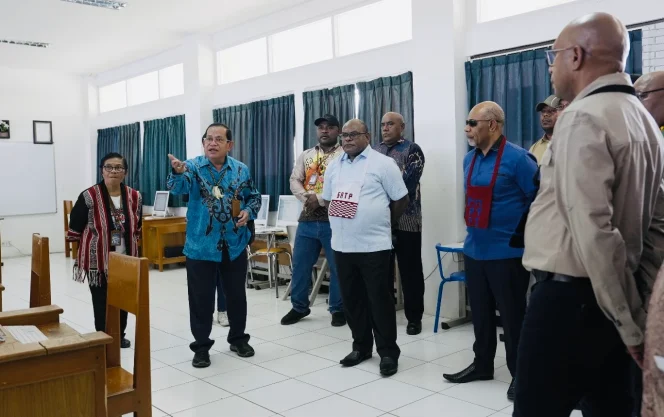 
					Gubernur Papua tengah, Meki Nawipa dan rombongan mengunjungi SATP Mimika. Foto: ist