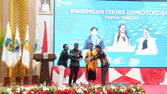 
					Saat pembukaan resmi bimtek keprotokolan yang diselenggaran Pemprov Papua Tengah, guna tingkatkan dan perkuat kapasitas ASN. (KabarPapua.co/Vero)