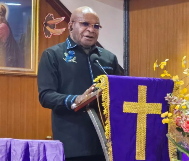 
					Bupati Puncak, Elvis Tabuni, SE,MM, menyampaikan pesan damai saat menghadiri Ibadah Natal di GKI Jemaat Eklesia, Ilaga, Minggu 7 Desember 2025. Foto: Diskominfo Puncak.