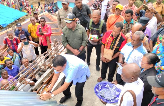 
					Pemakuan seng oleh Bupati Kepulauan Yapen Benyamin Arisoy. (Foto dok: Humas Pemkab Kepulauan Yapen)