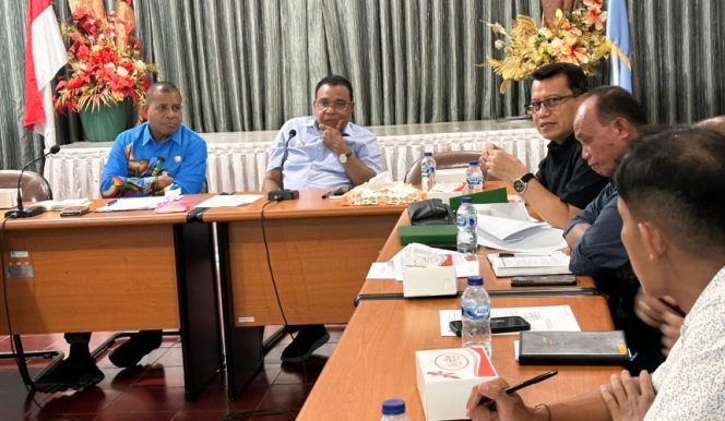 
					Bupati Kepulauan Yapen, Benyamin Arisoy saat memimpin pertemuan bersama manajemen PT SWPI Awunawai. (Foto dok: Humas Pemkab Kepulauan Yapen)
