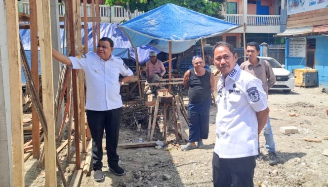 
					Bupati Kepulauan Yapen Benyamin Arisoy bersama Wakil Bupati Kepulauan Yapen Roi Palunga saat berkunjung di lokasi pembangunan Asrama Putra Yapen di Padangbulan, Kota Jayapura, Papua. (Foto dok: Humas Pemkab Kepuluan Yapen)