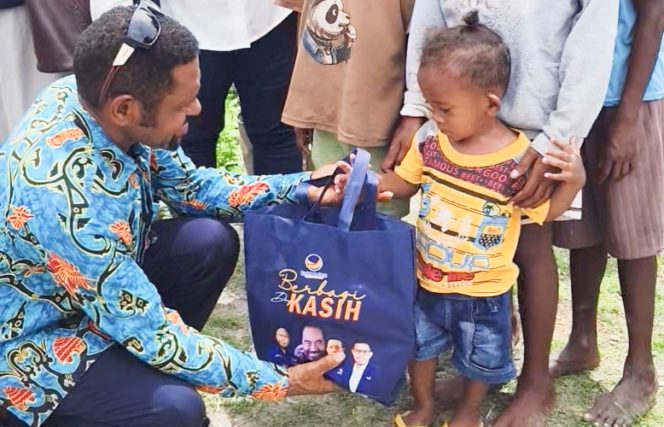 
					Ketua DPD Nasdem Papua Barat, Yosias Saroy saat memberikan secara simbolis Parsel Natal dari Nasdem di Kaimana, Senin 22 Desember 2025. (KabarPapua.co/Yosias Wambrauw)