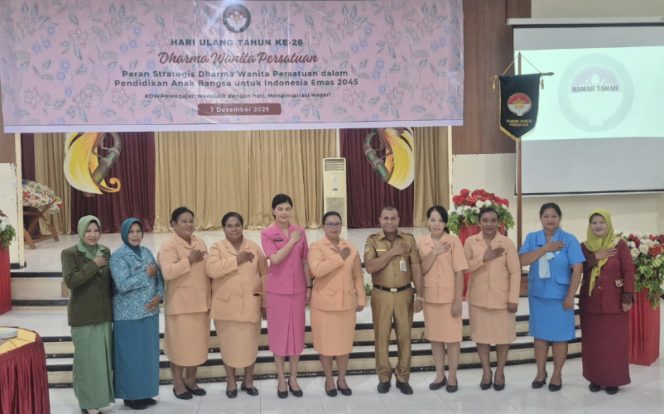 
					Plh Sekda Kepulauan Yapen Oktavianus Ayorbaba foto bersama para ketua organisasi wanita pada Peringatan HUT ke-26 DWP. (KabarPapua.co/Ainun Faathirjal) 