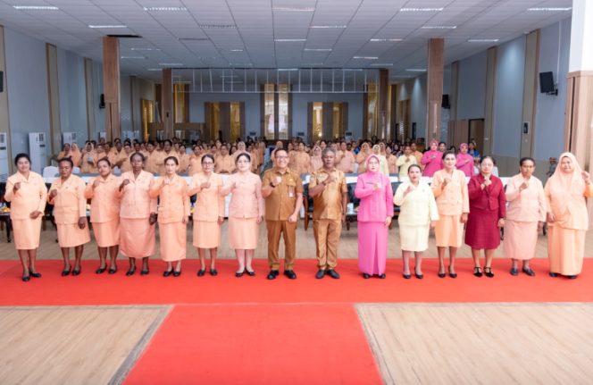 
					Pj Sekda Papua Tengah, Silwanus Soemoele berfoto bersama para pengurus dan anggota DWP Papua Tengah. (KabarPapua.co/Vero)