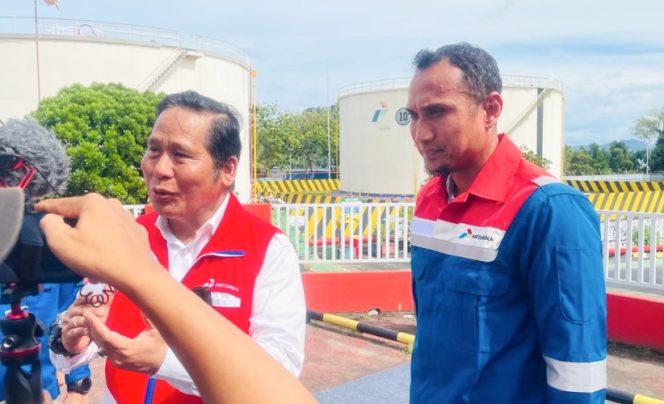 
					Direktur Pemasaran Pusat dan Niaga PT Pertamina Patra Niaga Alimuddin Baso dan EGM Pertamina Patra Niaga Regional Papua Maluku, Awan Raharjo saat memberikan keterangan pers ke wartawan. (KabarPapua.co/Cunding Levi)