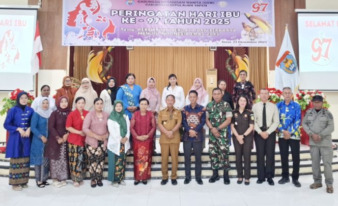 
					Foto bersama dalam peringatan Hari Ibu ke-97 yang diselenggarakan GOW Kabupaten Kepulauan Yapen. (KabarPapua.co/Ainun Faathirjal)