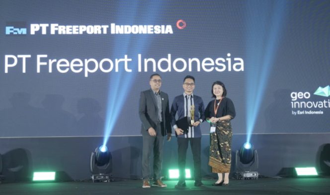 
					Senior Vice President Geoengineering & 
Environmental PTFI, Ardhin Yuniar 
(tengah) menerima penghargaan GeoInnovation Award 2025 dari Esri Indonesia di Jakarta. (Foto dok: PTFI)
