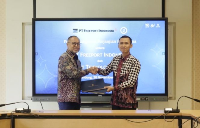 
					Director & EVP Sustainable Development PTFI, 
Claus Wamafma (kiri) beserta Direktur 
Pendidikan ITB, Dr. techn. Ir. Saiful Akbar (kanan), memperkuat kemitraan strategis melalui penandatanganan PKS beasiswa  pelajar Papua, 20 November 2025. (Foto dok: PTFI)

