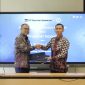 Director & EVP Sustainable Development PTFI, 
Claus Wamafma (kiri) beserta Direktur 
Pendidikan ITB, Dr. techn. Ir. Saiful Akbar (kanan), memperkuat kemitraan strategis melalui penandatanganan PKS beasiswa  pelajar Papua, 20 November 2025. (Foto dok: PTFI)
